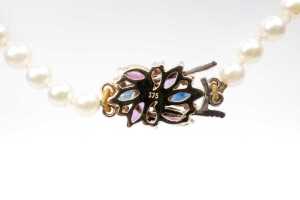 A strand of pearls with an amethyst, sapphire, garnet and diamond clasp in 9 carat yellow gold - 4