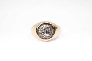 A Philip of Macedon coin signet ring in 14 carat yellow gold.