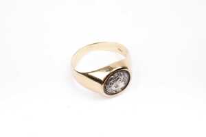 A Philip of Macedon coin signet ring in 14 carat yellow gold. - 2