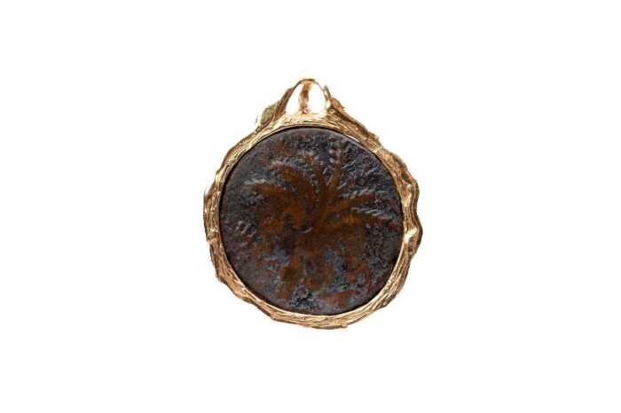 A Masada coin pendant in 14 carat yellow gold frame