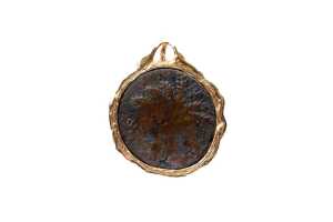 A Masada coin pendant in 14 carat yellow gold frame