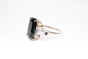 A green tourmaline and white topaz ring in 9 carat yellow gold - 3