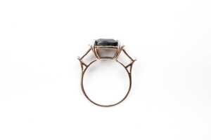 A green tourmaline and white topaz ring in 9 carat yellow gold - 4