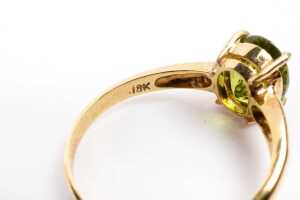A peridot ring in 18 carat yellow gold - 5