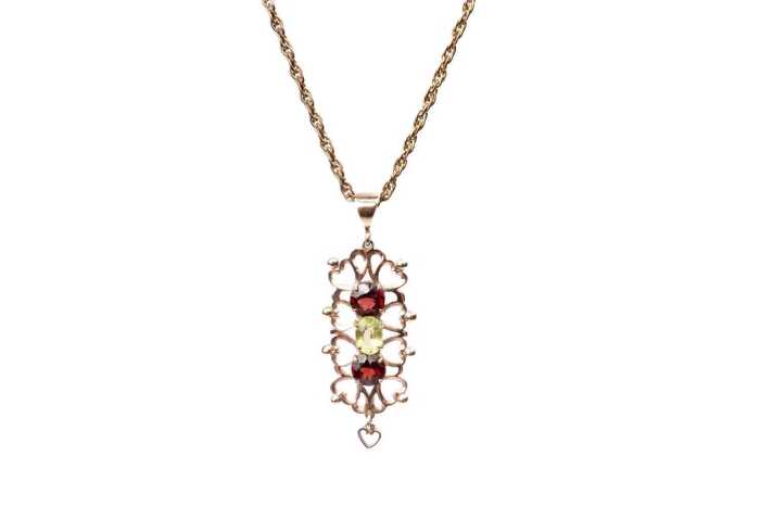 A garnet and peridot pendant and necklace in 9 carat yellow gold