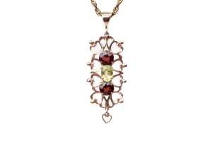 A garnet and peridot pendant and necklace in 9 carat yellow gold - 2
