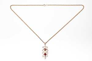 A garnet and peridot pendant and necklace in 9 carat yellow gold - 3