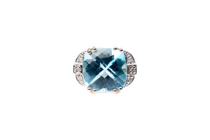 A blue topaz and diamond ring in 9 carat yellow gold