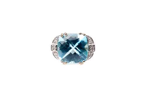 A blue topaz and diamond ring in 9 carat yellow gold