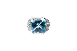 A blue topaz and diamond ring in 9 carat yellow gold