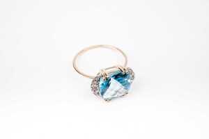 A blue topaz and diamond ring in 9 carat yellow gold - 2