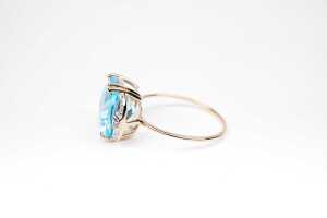 A blue topaz and diamond ring in 9 carat yellow gold - 3