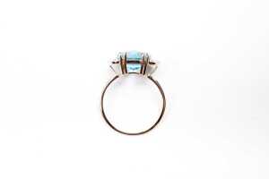 A blue topaz and diamond ring in 9 carat yellow gold - 4