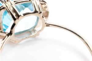 A blue topaz and diamond ring in 9 carat yellow gold - 5