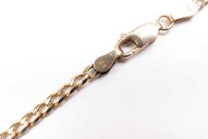 A curb link necklace in 9 carat yellow gold - 5