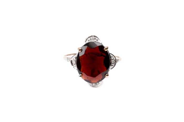 A garnet and diamond ring in 9 carat yellow gold
