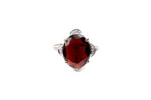 A garnet and diamond ring in 9 carat yellow gold