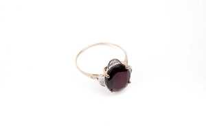 A garnet and diamond ring in 9 carat yellow gold - 2