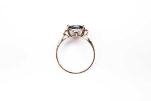 A garnet and diamond ring in 9 carat yellow gold - 4