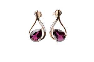 A pair of garnet and diamond earrings in 9 carat yellow gold