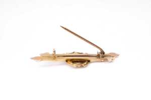 An antique blue topaz bar brooch in 9 carat yellow gold - 3