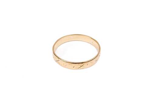 A patterned vintage band in 18 carat yellow gold