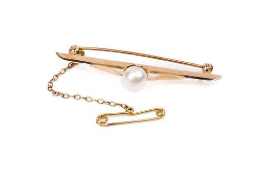 A vintage pearl brooch in 9 carat yellow gold