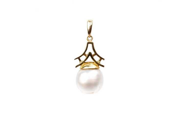 A semi baroque pearl pendant in 14 carat yellow gold