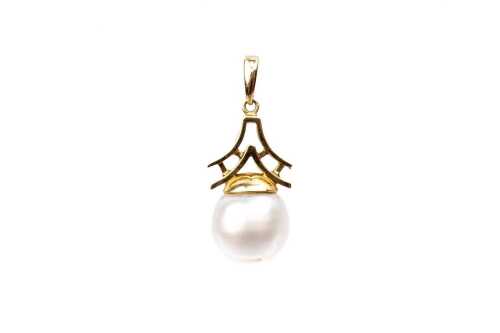 A semi baroque pearl pendant in 14 carat yellow gold