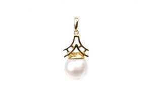 A semi baroque pearl pendant in 14 carat yellow gold