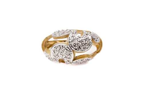 A dress ring in 9 carat yellow gold