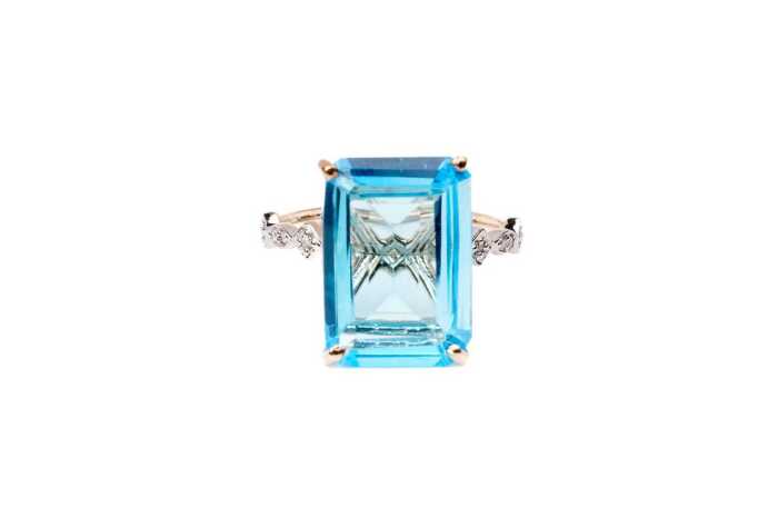 A blue topaz and diamond ring in 9 carat yellow gold
