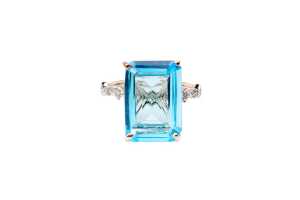 A blue topaz and diamond ring in 9 carat yellow gold