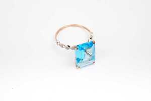 A blue topaz and diamond ring in 9 carat yellow gold - 2