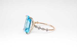 A blue topaz and diamond ring in 9 carat yellow gold - 3