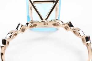 A blue topaz and diamond ring in 9 carat yellow gold - 5