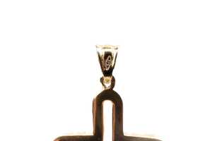 A cubic zirconia cross in 9 carat yellow gold - 4