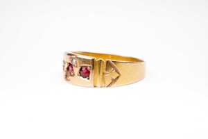 An antique garnet and seed pearl ring in 15 carat yellow gold - 3