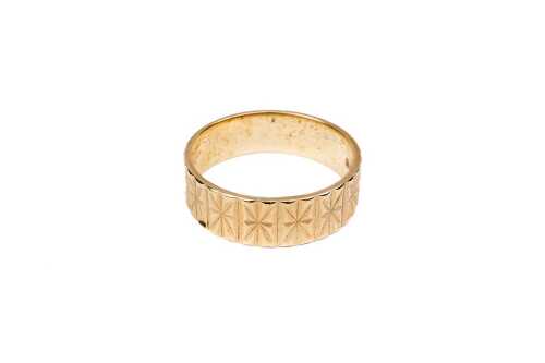 A patterned band in 9 carat yellow gold