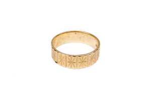 A patterned band in 9 carat yellow gold