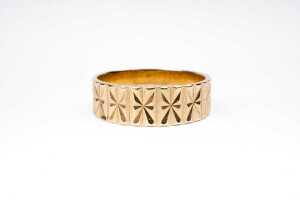 A patterned band in 9 carat yellow gold - 2