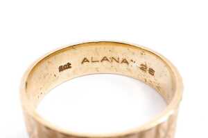A patterned band in 9 carat yellow gold - 4
