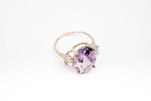 An amethyst and white topaz ring in 9 carat yellow gold - 2