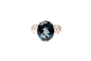 A London blue and white topaz ring in 9 carat yellow gold