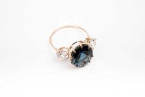 A London blue and white topaz ring in 9 carat yellow gold - 2