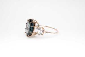 A London blue and white topaz ring in 9 carat yellow gold - 3
