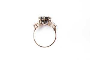 A London blue and white topaz ring in 9 carat yellow gold - 4
