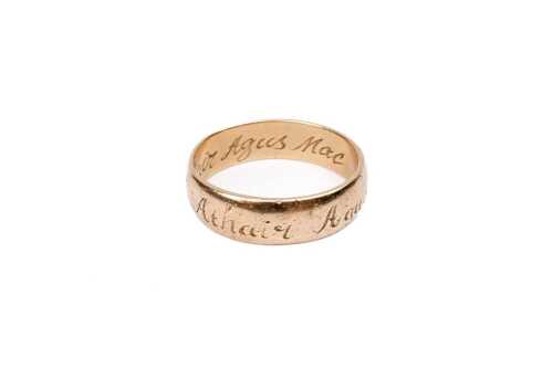 A vintage band in 9 carat yellow gold