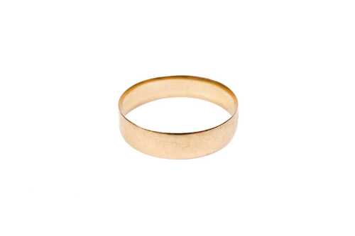 A vintage band in 18 carat yellow gold