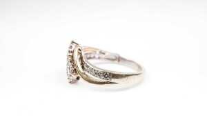 A diamond ring in 10 carat yellow gold - 3